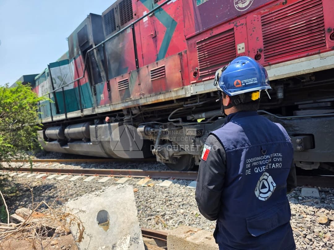 Tren embiste pipa con combustible en Colón, Querétaro; deja dos muertos y un lesionado