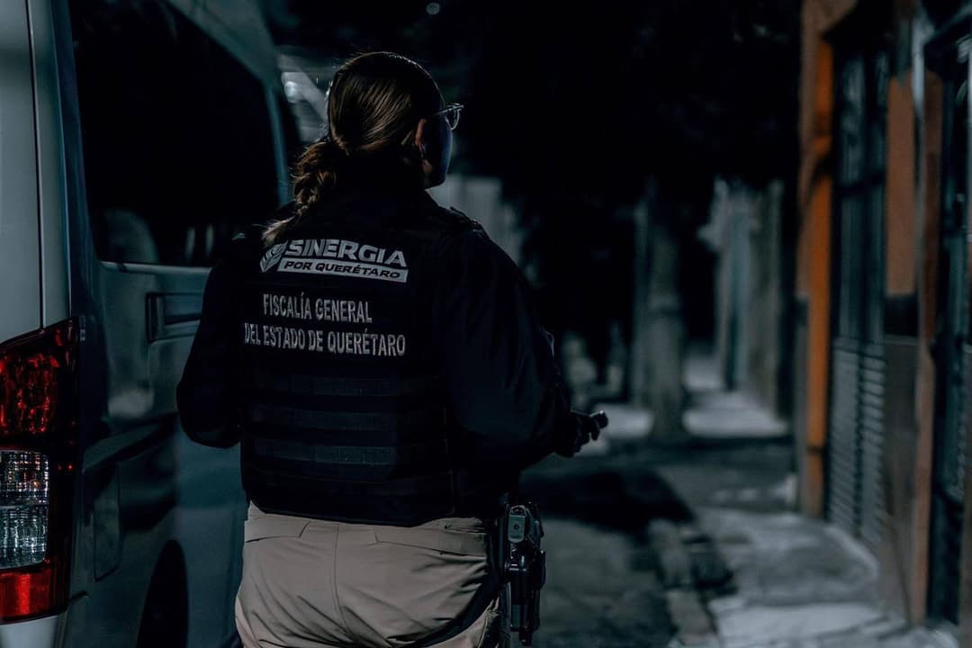 Realizan 10 cateos simultáneos en Querétaro; hay 10 detenidos y decomiso de droga y armas