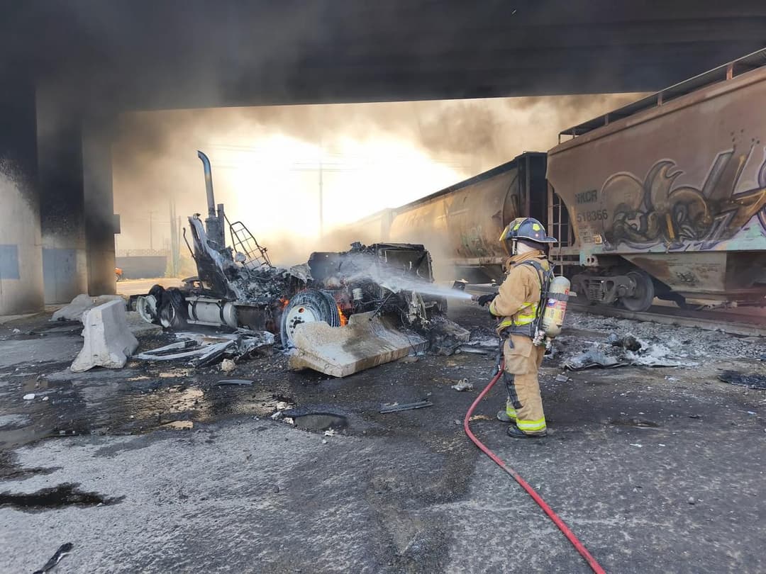 Explota pipa de gas tras ser embestido por el tren; quiso ganar el paso
